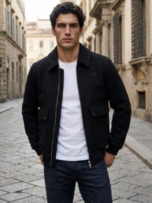 ג׳קט שחור של באלר עם רוכסן קדמי, כיסים קדמיים עם לחצניות וצווארון קלאסי