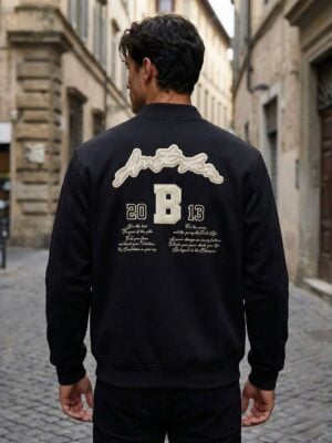 ג׳קט שחור של באלב עם רוכסן קדמי, לוגו B וכתובת על הגב אמסטרדם 2013