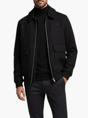 ג׳קט שחור של באלר עם רוכסן קדמי, כיסים קדמיים עם לחצניות וצווארון קלאסי