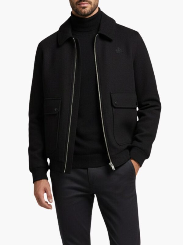 ג׳קט שחור של באלר עם רוכסן קדמי, כיסים קדמיים עם לחצניות וצווארון קלאסי