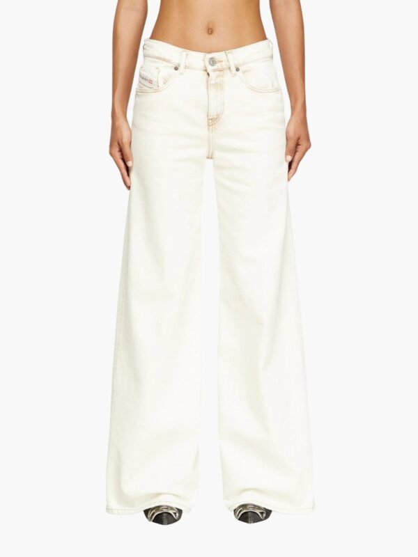 ג’ינס לבן רחב של דיזל בגזרה נמוכה עם כיסים קדמיים ואחוריים וגימור דנים נקי