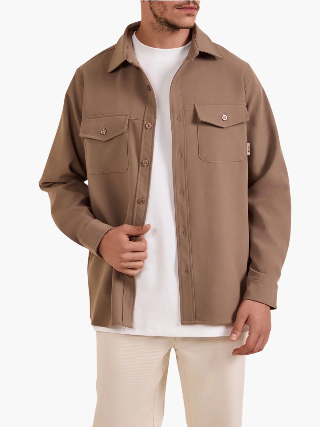 חולצת ג’קט בז' של באלר עם כיסים קדמיים וסגירת כפתורים, רקמת לוגו BALR בגב