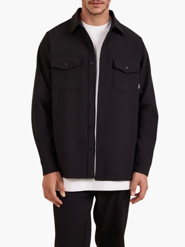 חולצת ג’קט שחורה של באלר עם כיסים קדמיים וסגירת כפתורים, רקמת לוגו BALR בגב