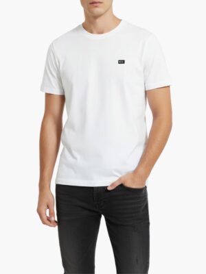 טי שירט לבנה של דיזל עם לוגו שחור קטן על החזה