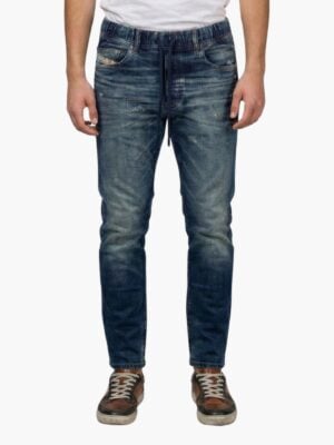 ג’ינס כחול של דיזל בגזרה משוחררת עם שרוך במותן, שטיפה דהויה ודיטיילים משופשפים מלפנים ומאחור.