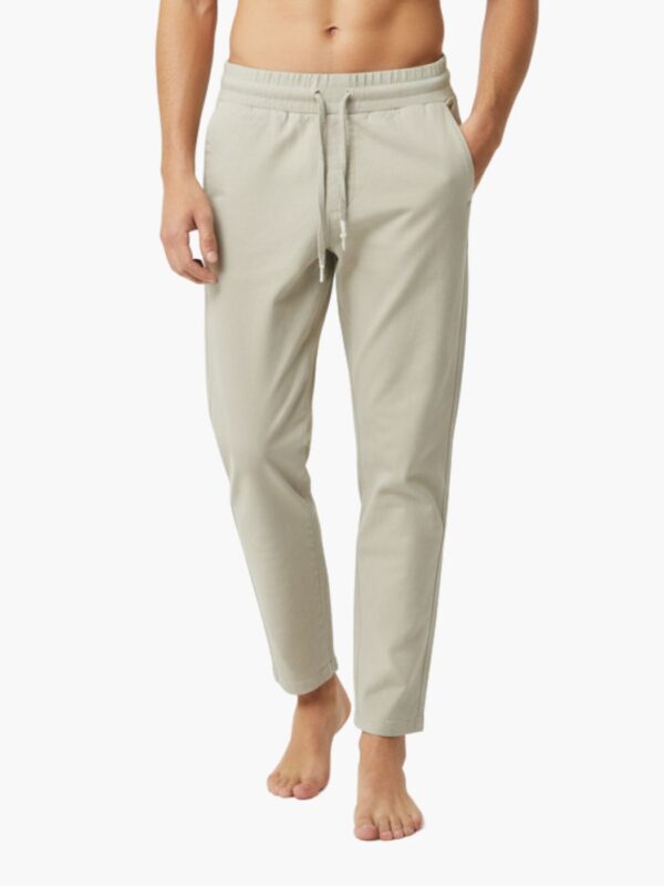 מכנס בהיר של טי-בון עם גומי במותן ושרוך קשירה, כיסים צדדיים וכיס אחורי אחד