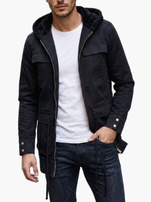 מעיל שחור של טי-בון עם רוכסן קדמי מלא, שני כיסים גדולים עם סגירה, שרוך במותן וכובע עם פרווה שחורה פנימית