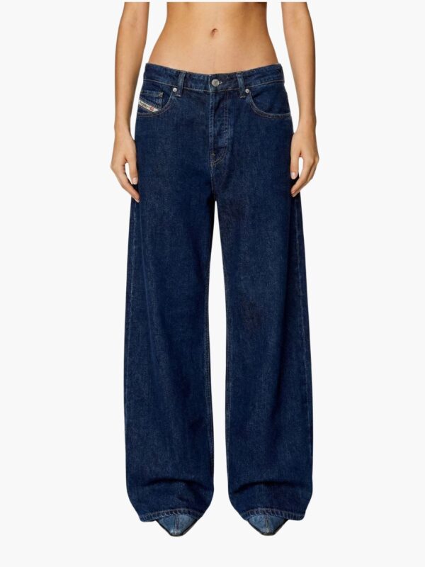 ג’ינס כחול כהה רחב של דיזל בגזרה נמוכה עם כיסים קדמיים ואחוריים בגימור קלאסי