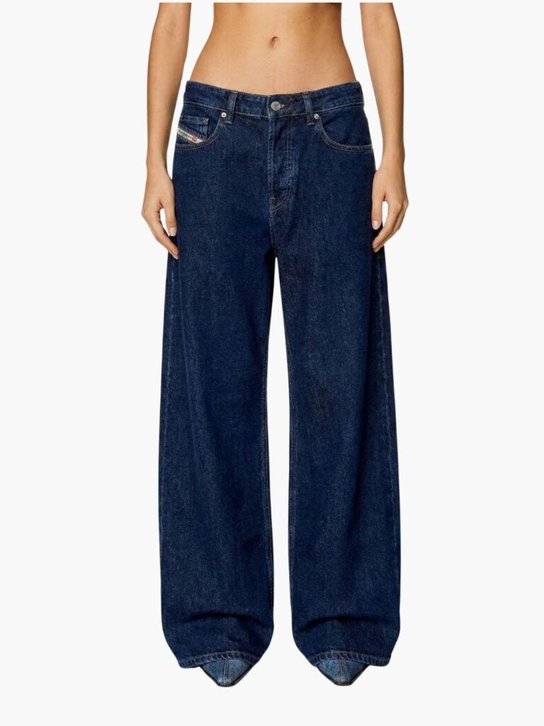 ג’ינס כחול כהה רחב של דיזל בגזרה נמוכה עם כיסים קדמיים ואחוריים בגימור קלאסי