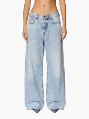 ג’ינס כחול רחב של דיזל בגזרה נמוכה עם שטיפה בהירה וכיסים אחוריים מודגשים