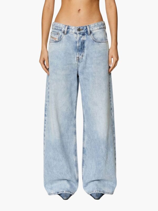 ג’ינס כחול רחב של דיזל בגזרה נמוכה עם שטיפה בהירה וכיסים אחוריים מודגשים
