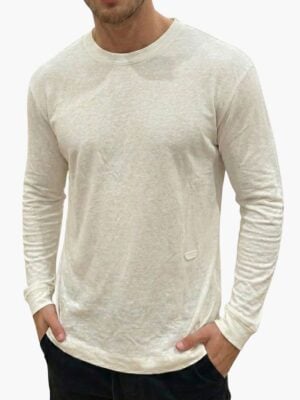 חולצת פשתן לבנה של באלר בגזרה רחבה עם שרוולים ארוכים, צווארון עגול וסמל רקום עדין בחזית ובגב.