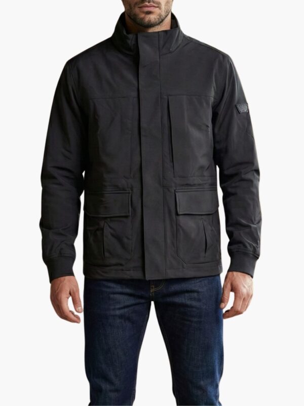 מעיל שחור של באלר עם צווארון גבוה וכיסי פאץ' קדמיים