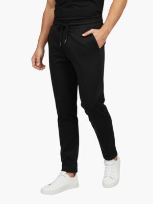 מכנס שחור של טיבון עם גומי במותן ושרוך קשירה, כיסים צדדיים וכיס אחורי אחד