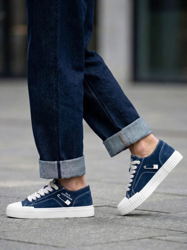 סניקרס כחול של באלר עם שרוכים לבנים וסוליית גומי לבנה