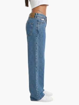 ג׳ינס כחול בגזרה ישרה עם שטיפה קלאסית תפרים בולטים ותג מותג מאחור קלווין קליין