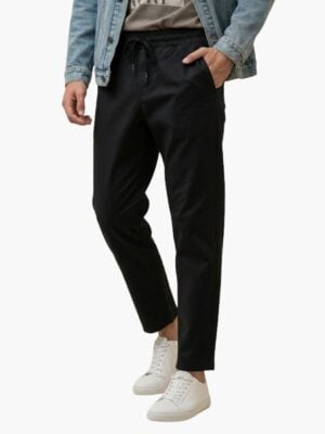 מכנס שחור של טיבון עם גומי במותן ושרוך קשירה, כיסים צדדיים וכיס אחורי אחד