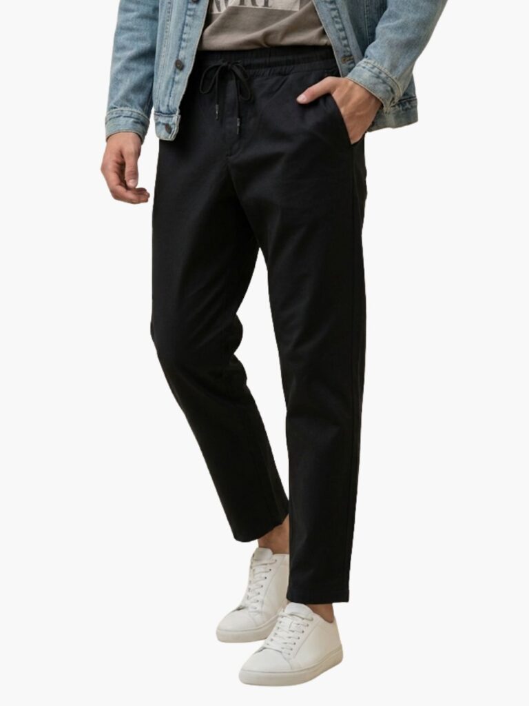 מכנס שחור של טיבון עם גומי במותן ושרוך קשירה, כיסים צדדיים וכיס אחורי אחד