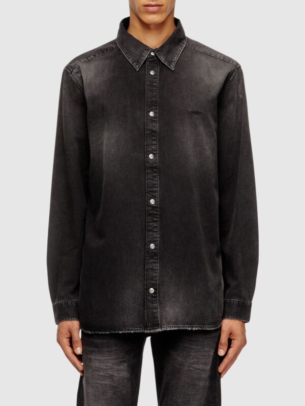 חולצת ג'ינס שחורה עם כפתורים כסופים ושרוולים ארוכים של דיזל