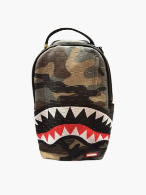 תיק גב קאמו של ספרייגראונד עם הדפס כריש בחזית, מבנה מרובע במרקם משבצות ובטנה אדומה.