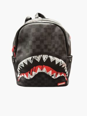 תיק גב שחור של ספרייגראונד עם הדפס כריש גרפי בלבן אדום ואפור רוכסנים אדומים בטנה פנימית אדומה ורצועות גב מתכווננות