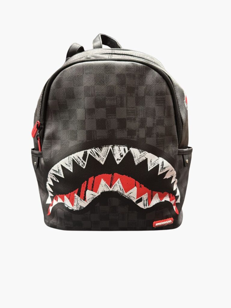 תיק גב שחור של ספרייגראונד עם הדפס כריש גרפי בלבן אדום ואפור רוכסנים אדומים בטנה פנימית אדומה ורצועות גב מתכווננות