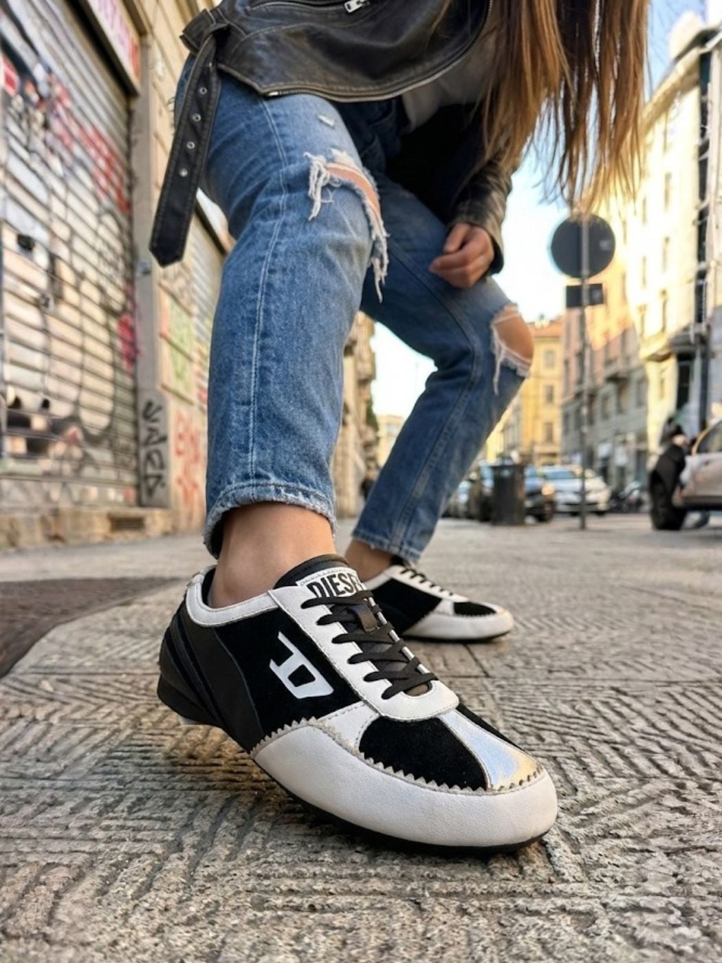 נעלי סניקרס שחורות של דיזל עם שילוב עור וזמש, שרוכים שחורים, לוגו דיזל לבן בצד וסוליה שטוחה.