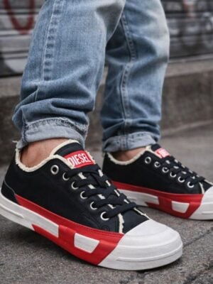 סניקרס של DIESEL בעיצוב אורבני נועז עם שילוב צבעים בולט. עור איכותי מעניק עמידות ותחושה יוקרתית. סוליה עבה מספקת נוחות ויציבות לכל היום. מתאימה לסטייל יומיומי עם ג’ינס או מכנס קז’ואל.