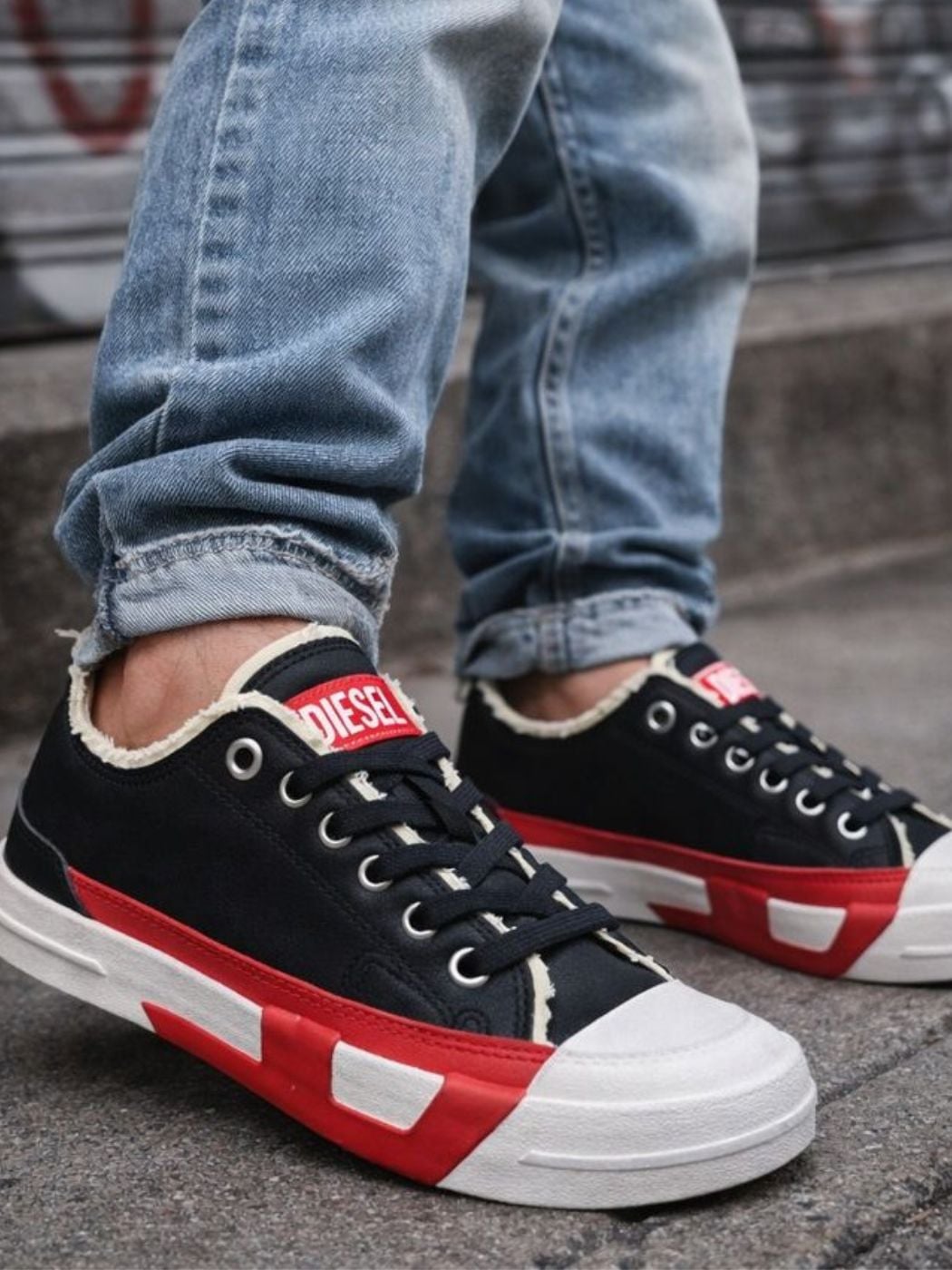 סניקרס של DIESEL בעיצוב אורבני נועז עם שילוב צבעים בולט. עור איכותי מעניק עמידות ותחושה יוקרתית. סוליה עבה מספקת נוחות ויציבות לכל היום. מתאימה לסטייל יומיומי עם ג’ינס או מכנס קז’ואל.
