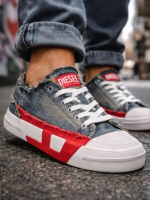 סניקרס דיזל מג׳ינס כחול עם קצוות פרומים, שרוכים לבנים, פרטי אדום, חרטום כסוף וסוליה לבנה עבה