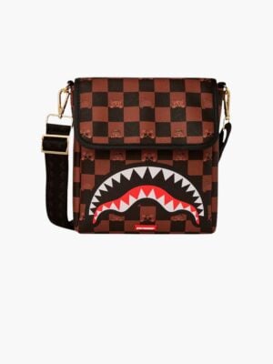 תיק צד חום של ספרייגראונד בדוגמת שחמט עם איורי דובים, הדפס כריש אדום־לבן בחזית, בטנה אדומה ורצועת כתף שחורה עם אבזמים זהובים.