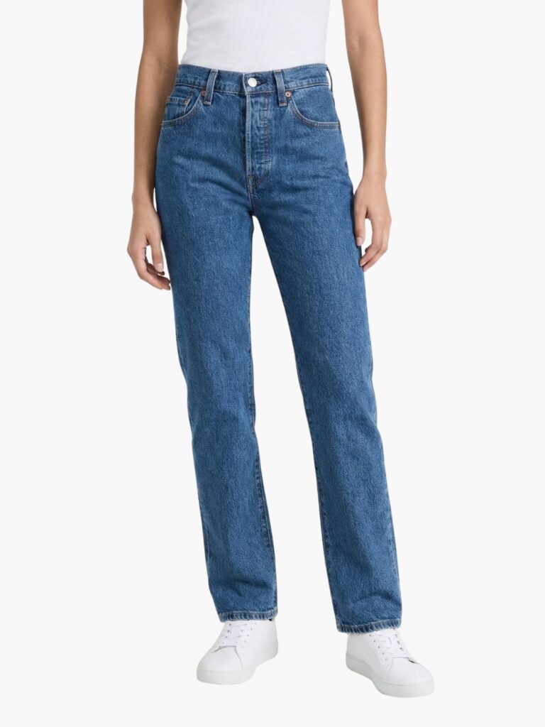 ג'ינס כחול כהה של ליוויס בגזרת 501 עם חמישה כיסים, סגירת כפתורים ותפרים בולטים