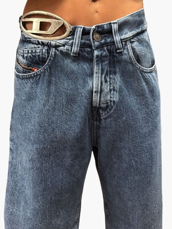 ג'ינס נשים Diesel דגם D-SIRE בגזרה רחבה עם אבזם לוגו Oval D מתכתי גדול בחגורה