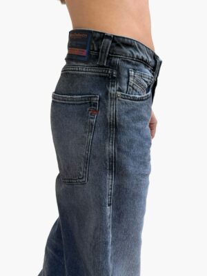 ג׳ינס כחול של דיזל בדגם D-Ark 09N53 עם שטיפות כהות, גזרה ישרה וכיסים אחוריים קלאסיים.