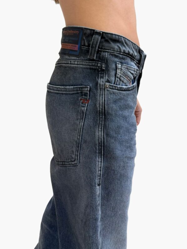 ג׳ינס כחול של דיזל בדגם D-Ark 09N53 עם שטיפות כהות, גזרה ישרה וכיסים אחוריים קלאסיים.