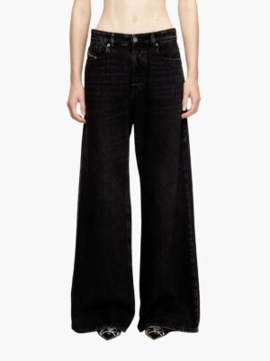 ג’ינס שחור רחב של דיזל בגזרה נמוכה ורחבה מאוד עם שטיפה כהה וכיסים קדמיים ואחוריים
