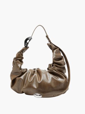 תיק כתף חום של דיזל במראה רך ומקומט עם רצועה מתכווננת, אבזם Oval D מתכתי, רוכסן עליון וקליפס שיער מצורף