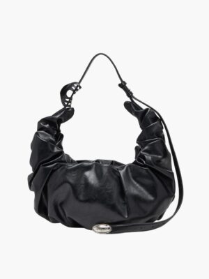 תיק כתף שחור של דיזל במראה רך ומקומט עם רצועה מתכווננת, אבזם Oval D מתכתי, רוכסן עליון וקליפס שיער מצורף