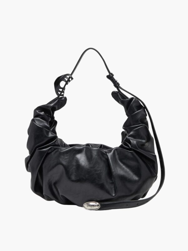 תיק כתף שחור של דיזל במראה רך ומקומט עם רצועה מתכווננת, אבזם Oval D מתכתי, רוכסן עליון וקליפס שיער מצורף