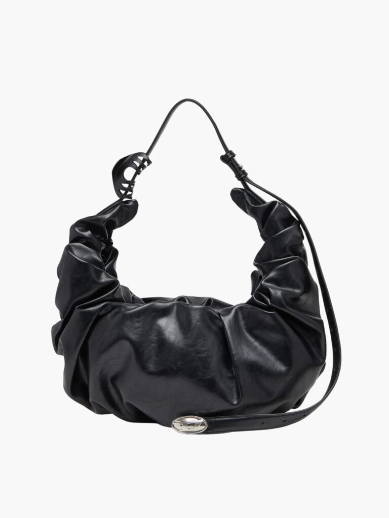 תיק כתף שחור של דיזל במראה רך ומקומט עם רצועה מתכווננת, אבזם Oval D מתכתי, רוכסן עליון וקליפס שיער מצורף