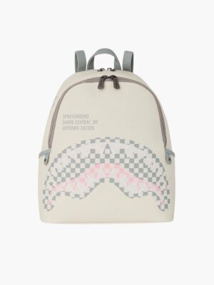 תיק גב שמנת של ספרייגראונד עם הדפס כריש בפסיפס ורוד־אפור, רוכסנים אפורים ובטנה ורודה.