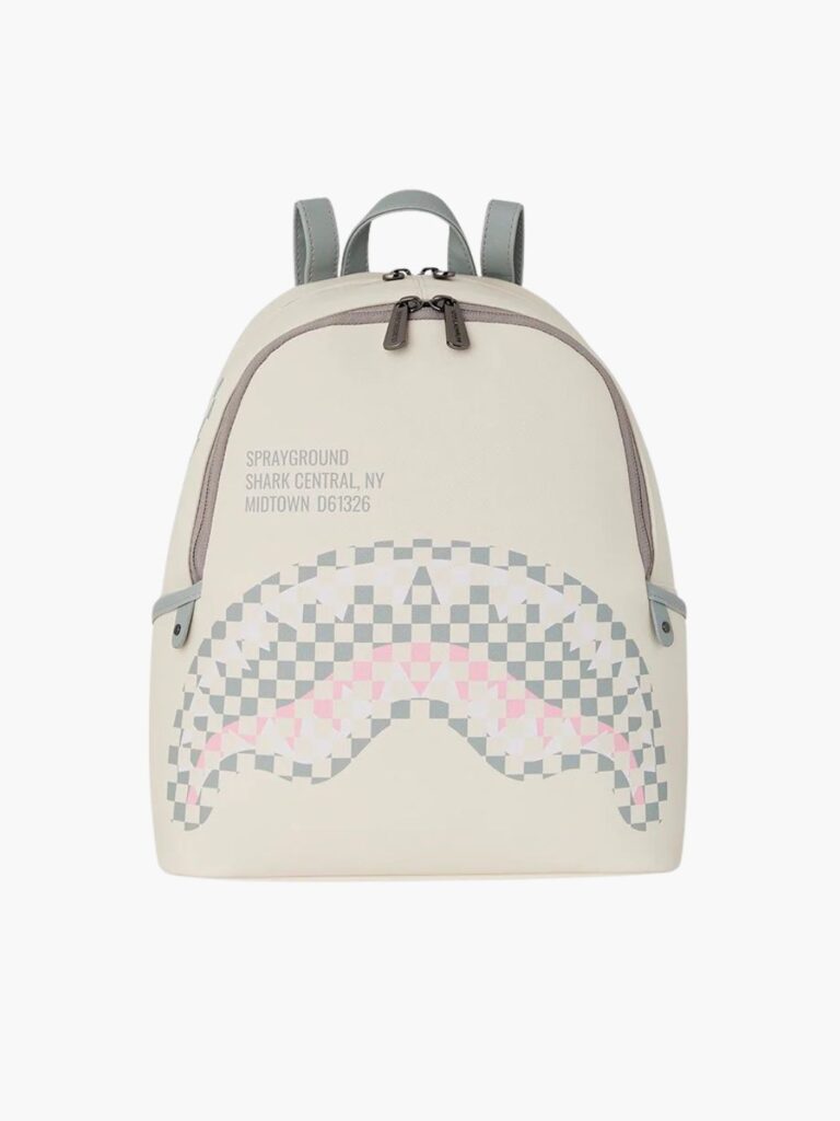 תיק גב שמנת של ספרייגראונד עם הדפס כריש בפסיפס ורוד־אפור, רוכסנים אפורים ובטנה ורודה.