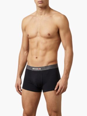 בוקסרים קצרים שחורים עם גומי אפור רחב ומיתוג דיזל במרכז