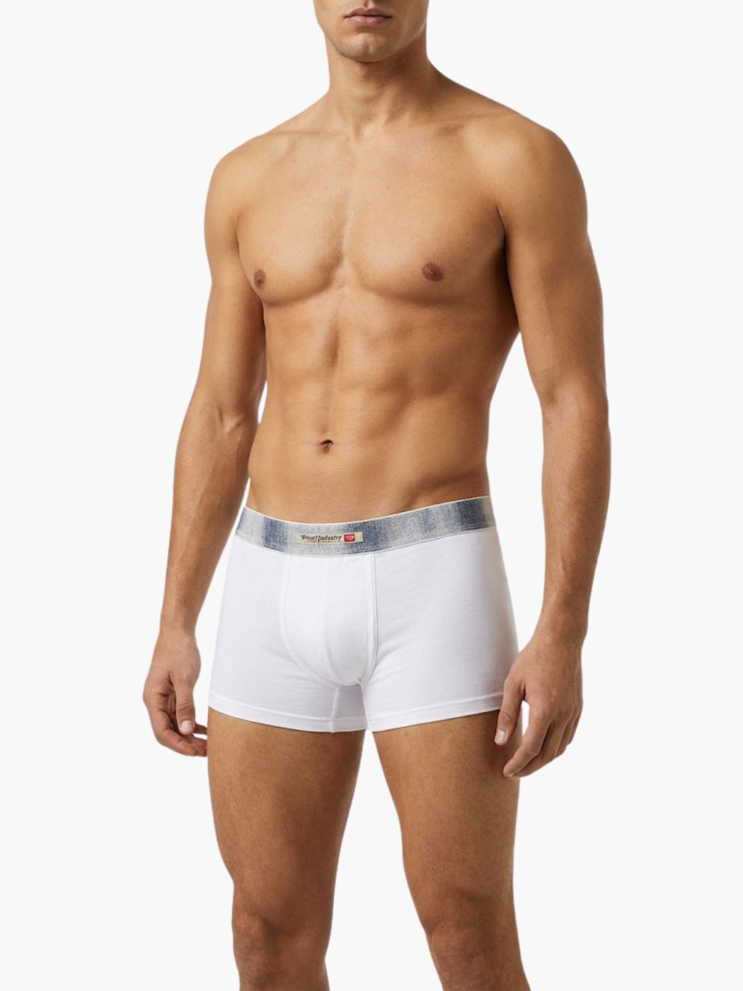 בוקסרים קצרים לבנים עם גומי אפור רחב ומיתוג דיזל במרכז