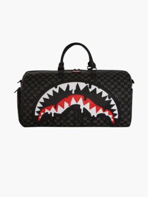 תיק דופל שחור של ספרייגרראונד עם דוגמת שחמט כהה והדפס כריש אדום־לבן בחזית, בטנת פנים אדומה וידיות שחורות.