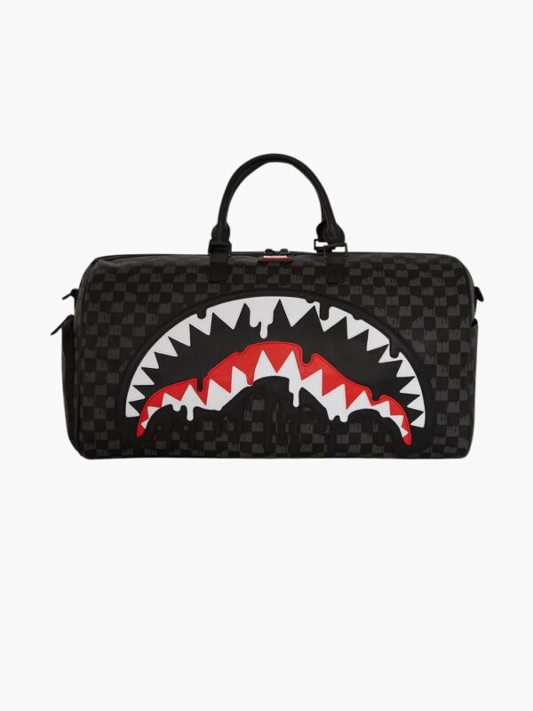 תיק דופל שחור של ספרייגרראונד עם דוגמת שחמט כהה והדפס כריש אדום־לבן בחזית, בטנת פנים אדומה וידיות שחורות.