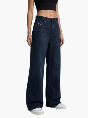 ג'ינס כחול כהה של דיזל בגזרה ישרה, חמישה כיסים, תפרים נקיים, תג אדום מאחור וסגירת רוכסן