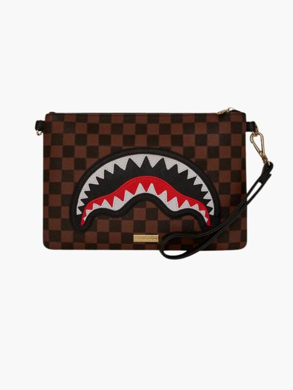 קלאץ' חום של ספרייגראונד בדוגמת משבצות עם גרפיקה של לסת כריש ורצועת יד שחורה מחוברת