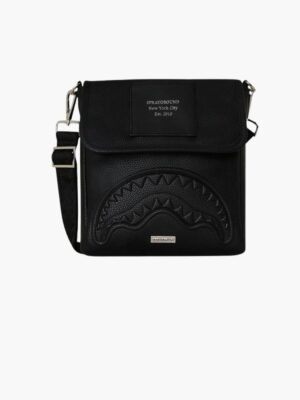 תיק מסנג'ר שחור של ספרייגראונד עם הטבעת כריש מובלטת בחזית, מכסה עליון מודפס לוגו ורצועת כתף שחורה.