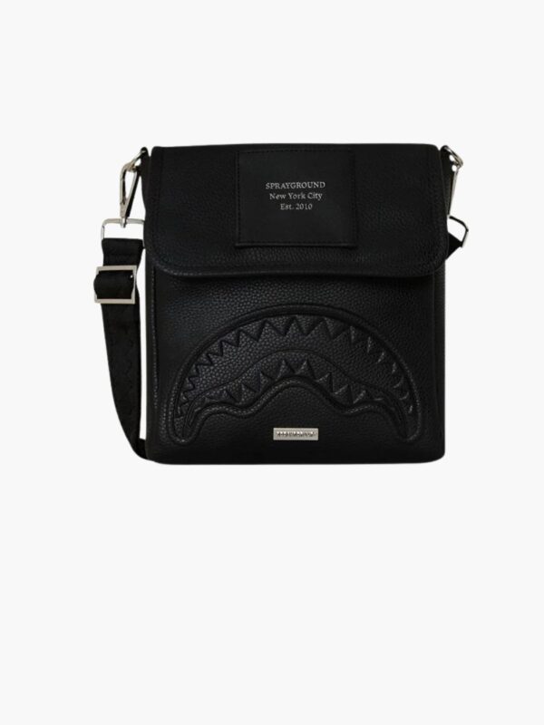 תיק מסנג'ר שחור של ספרייגראונד עם הטבעת כריש מובלטת בחזית, מכסה עליון מודפס לוגו ורצועת כתף שחורה.